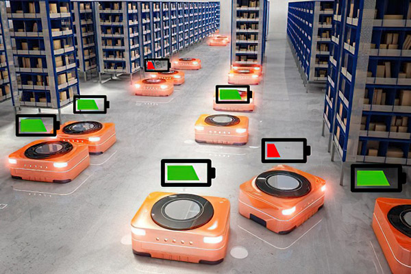 仓库中多个橙色仓库机器人，电池图标指示充电水平.jpg